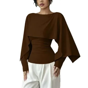 Elegante top marrón de estilo chal con cuello redondo y ajuste ceñido para mujer