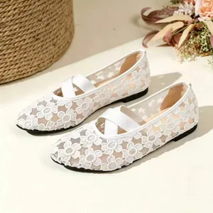 Élégantes chaussures Mary Jane blanches en maille dentelle fleurie et brides croisées
