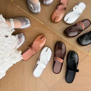 Mules Tabi tendance pour femmes avec orteils divisés en plusieurs couleurs sur bois