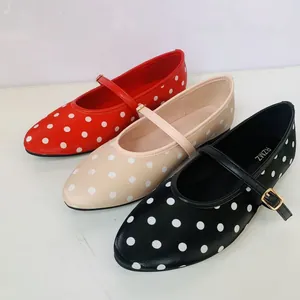 Chaussures plates classiques Mary Jane à pois disponibles en rouge, beige et noir pour femmes