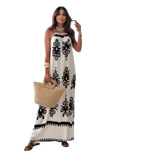 Elegantes Boho-Maxikleid mit Blumenmuster und Neckholder im modernen Ethno-Stil