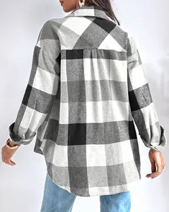 Gedetailleerd achteraanzicht van de pasvorm en ruitjes van een grijs flanellen shirt