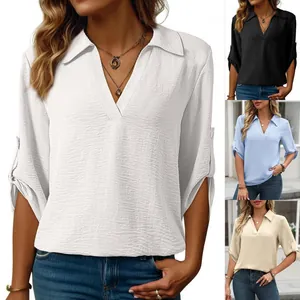 Vista detallada de la blusa texturizada con cuello en V para mujer y mangas enrollables.