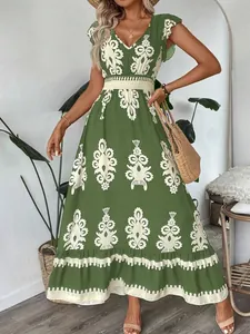 Vue détaillée d'une robe longue bohème verte avec imprimé ethnique et coupe cintrée