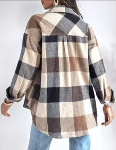 Achteraanzicht van oversized geruit flanellen damesoverhemd in bruin en beige patroon
