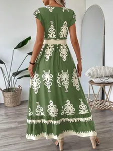 Vue arrière d'une robe longue verte avec imprimés floraux blancs et taille haute