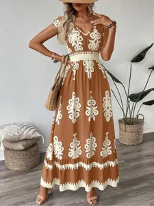 Robe longue bohème marron élégante avec imprimés ethniques blancs et taille smokée
