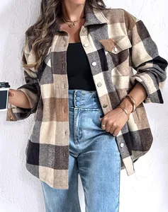 Detailopname van dik geruit flanellen overhemdjack voor dames in de kleuren bruin en beige
