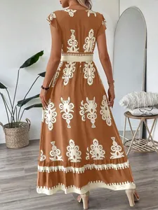 Vue arrière d'une robe maxi marron élégante à imprimé floral avec taille cintrée