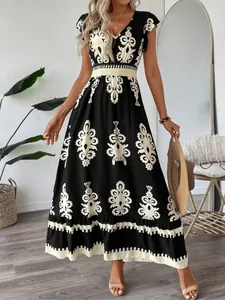 Robe longue bohème élégante à imprimé noir et blanc avec taille cintrée et col en V
