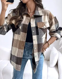 Detailopname van een bruin geruit overhemd voor dames met reverskraag voor de herfst.