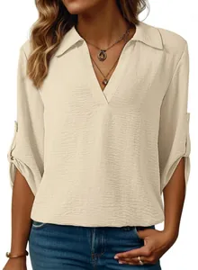 Elegante blusa beige de mujer con cuello en V, tejido texturizado y mangas medias ajustables