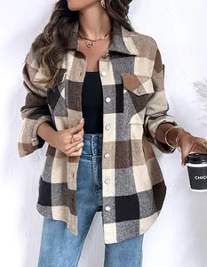 Detail van een dik geruit overshirt met borstzakken en een klassieke kraaghalslijn