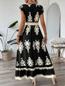 Vue de dos d'une robe longue noire à imprimé bohème avec taille élastiquée
