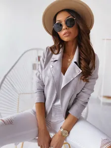 Gros plan sur une veste de motard courte en similicuir suédé gris pour femme, style moderne