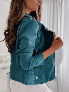 Détail d'une veste cintrée pour femme en suédine bleu canard avec revers et fermeture éclair.