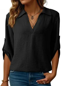 Detalle de una blusa negra para mujer con cuello en V y tejido texturizado elegante.