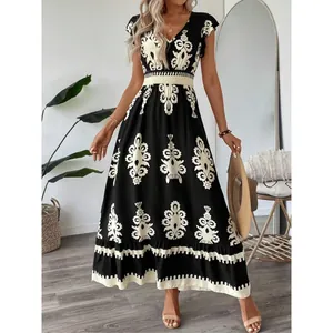 Robe longue élégante imprimée noir et blanc avec col en V et taille haute smockée d'été