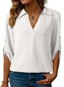 Vista detallada de blusa blanca texturizada con cuello en V que muestra el tejido.