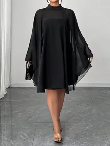 Λεπτομέρεια μαύρου σετ δύο τεμαχίων με σιφόν κάπα πάνω από στράπλες φόρεμα