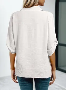 Elegante vista trasera de una blusa blanca texturizada con cuello en V y manga tres cuartos