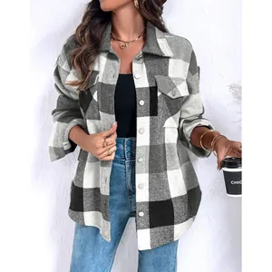 Stijlvol dames flanellen overshirt met zwart-wit ruitpatroon en borstzakken aan