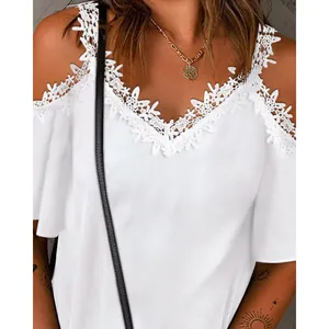 Elegantes weißes V-Ausschnitt-Oberteil mit Wimpernspitze und schulterfreiem Design.