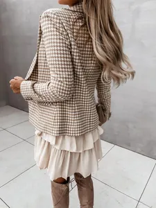 Vista posteriore di un elegante blazer pied-de-poule marrone con minigonna beige a balze