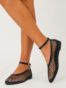 Détail des ballerines en résille noire pour femmes avec bride de cheville réglable.