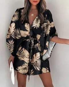 Vue détaillée d'une robe chemise à imprimé tropical élégante avec taille à cordon