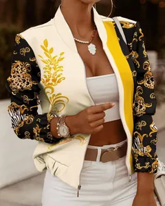 Dettaglio giacca cardigan con zip da donna, stampa barocca e accenti leopardati