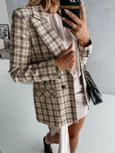 Primo piano di un elegante blazer a scacchi beige con vestibilità sciancrata