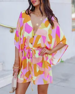 Robe courte à imprimé géométrique coloré avec col en V et cordon de serrage