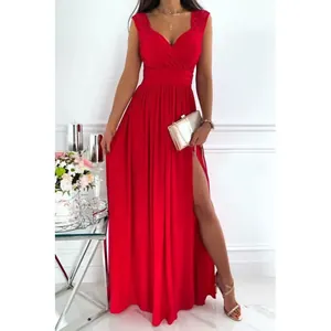 Elegante abito lungo rosso senza maniche con dettagli in pizzo e spacco laterale alto