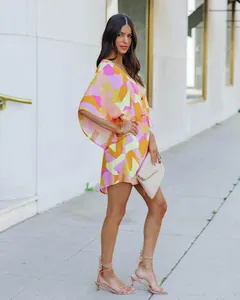 Robe chemise courte style bohème à imprimé abstrait, coupe ample et couleurs vives