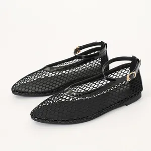 Détails des ballerines en maille alvéolée noire avec bout rond et bride à la cheville.