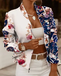 Dettaglio della giacca cardigan a fiori da donna con una pratica cerniera lampo