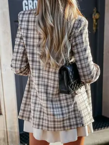 Vista posteriore di un blazer scozzese elegante da donna con classico motivo a quadri