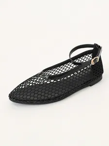 Vue détaillée de chaussures plates en résille noire avec bride à boucle dorée élégante.