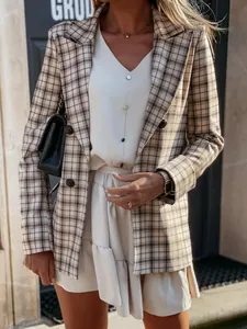 Dettaglio di un elegante blazer a quadri da donna con classici bottoni a doppio petto