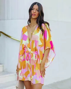 Mannequin portant une robe chemise ample à imprimé abstrait dans un cadre moderne