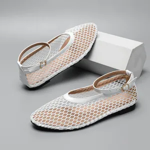 Détail de ballerines en résille blanche avec tige respirante et bride cheville.