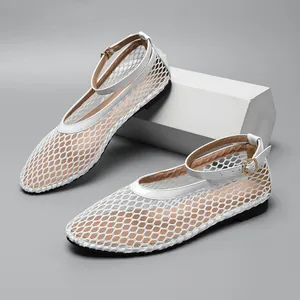 Détail rapproché du tissu en maille filet blanche respirante de ces chaussures plates d'été