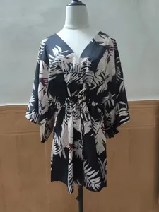 Vue détaillée d'une robe chemise imprimée ample et élégante avec col en V et motif feuillage