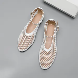Chaussures plates en résille blanche pour femmes avec design ajouré et bride cheville.