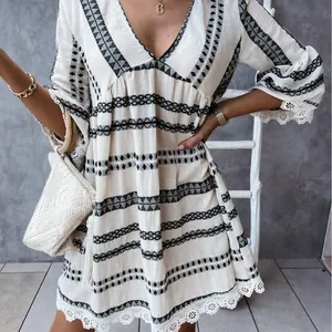 Robe Bohème pour Femmes Col en V Bordure en Dentelle Manches Évasées Imprimé Géométrique Polyester Été Vacances Plage
