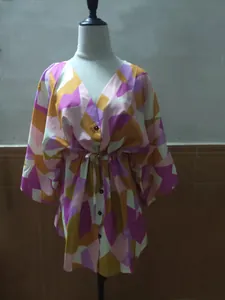 Vue de face d'une robe chemise ample à imprimé géométrique sur un mannequin blanc de couture