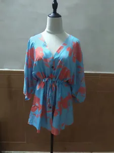 Robe chemise ample à fleurs bleues avec col en V et taille coulissée sur un mannequin