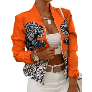 Elegante giacca bomber arancione con stampa leopardata e chiusura a zip da donna.