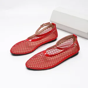 Vue détaillée des ballerines rouges en maille respirante avec bride à la cheville